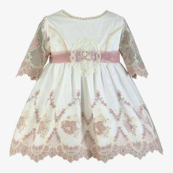 Vestido de ceremonia en blanco con encaje bordado y cinturón de tul en rosa empolvado. MIRANDA