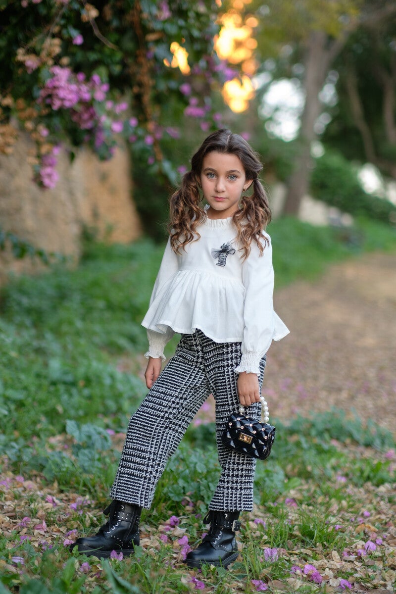 Conjunto blusa blanca y pantalón pata de gallo. NEKENIA