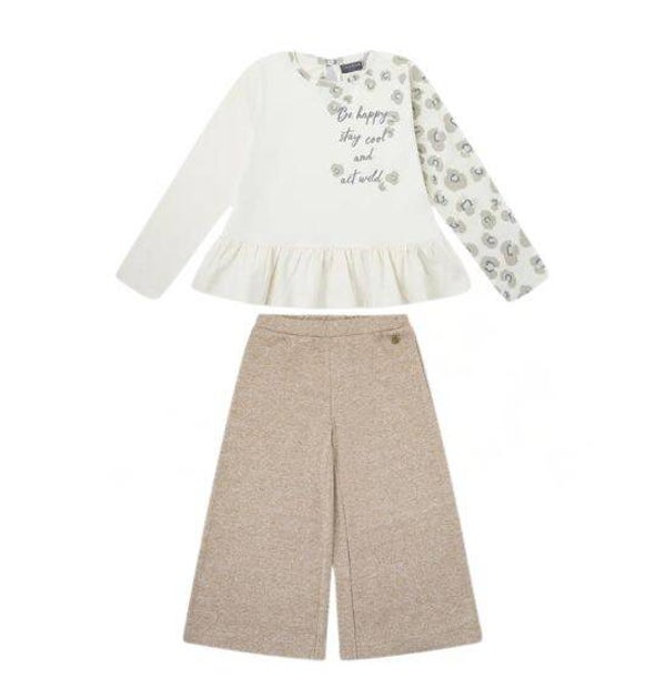 Conjunto camiseta blanca estampada y pantalón beig "BE HAPPY&MARLA". CANADA HOUSE