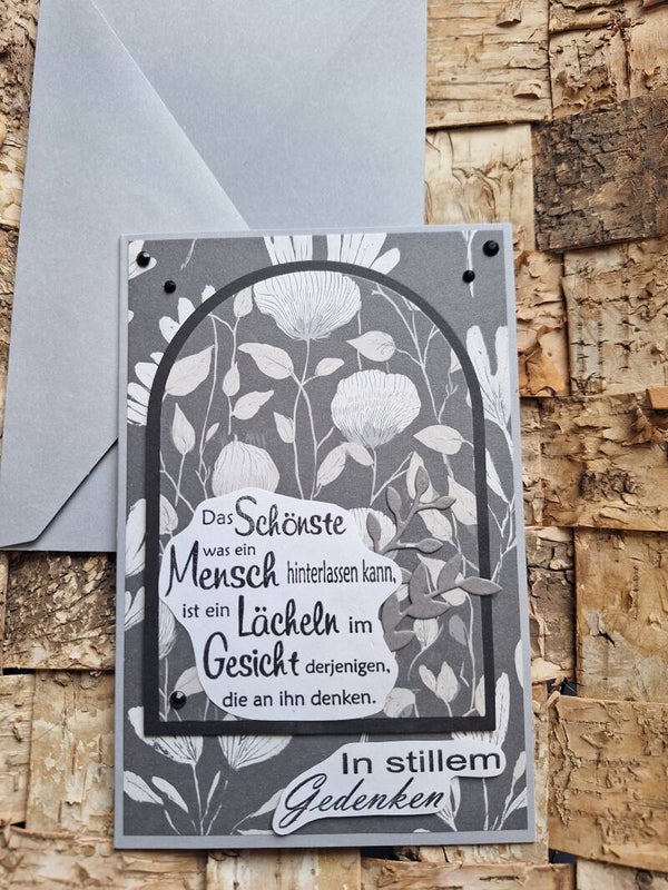 Trauerkarte in grau, weiß, Kondolenzkarte, Aufrichtige Anteilnahme Karte, "in stillen Gedanken", floral