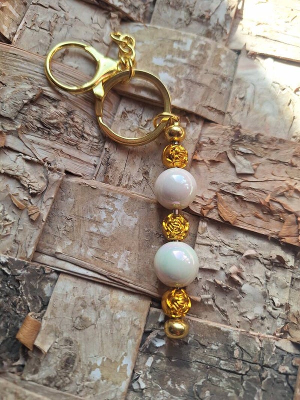 Edler Schlüsselanhänger, Taschenanhänger, goldene Rosen, Weiße Perlen mit Farbschimmer, Kunststoffperlen