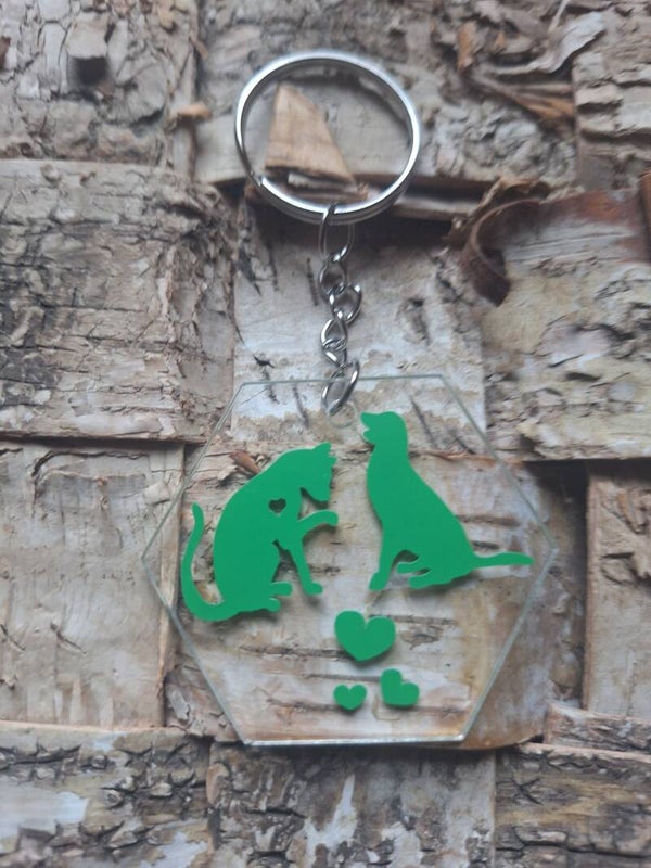 Süßer Schlüsselanhänger aus Acryl und hat ein Motiv mit einem Hund und einer Katze, Taschenanhänger