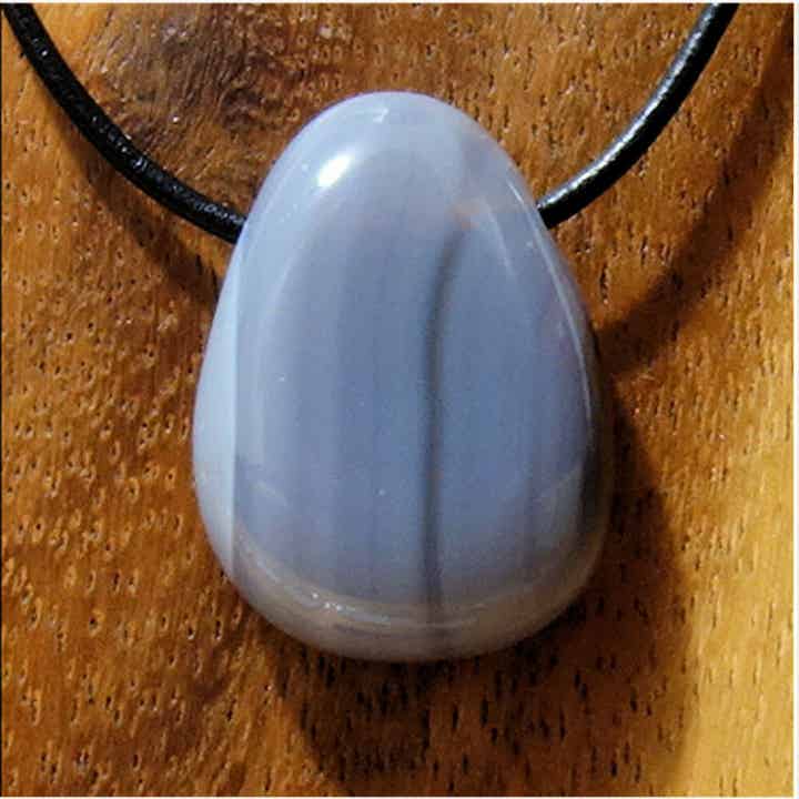 Achat gebohrt mit 80 cm Band & Jutesäckchen