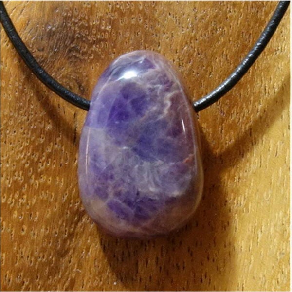 Amethystquarz gebohrt mit 80 cm Band & Jutesäckchen