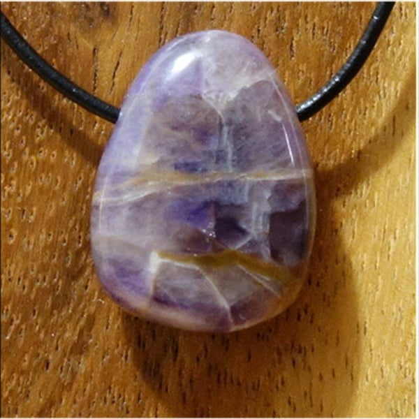 Amethystquarz gebohrt mit 80 cm Band & Jutesäckchen
