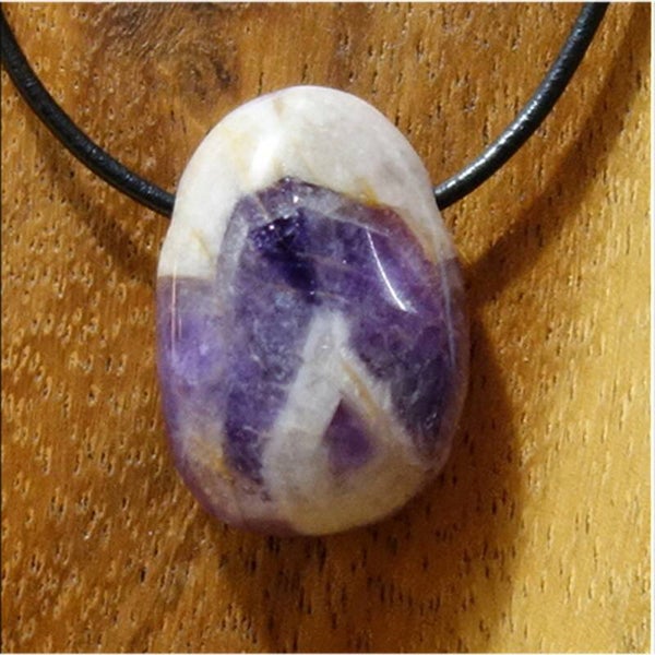 Amethystquarz gebohrt mit 80 cm Band & Jutesäckchen