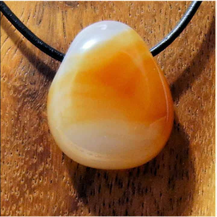 Karneol gebohrt mit 80 cm Band & Jutesäckchen