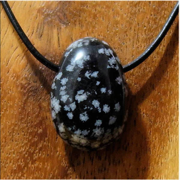Schneeflockenobsidian gebohrt mit 80 cm Band & Jutesäckchen
