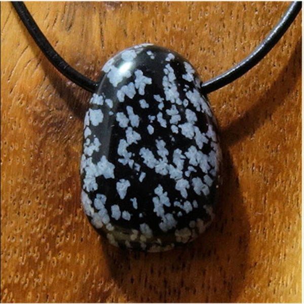 Schneeflockenobsidian gebohrt mit 80 cm Band & Jutesäckchen