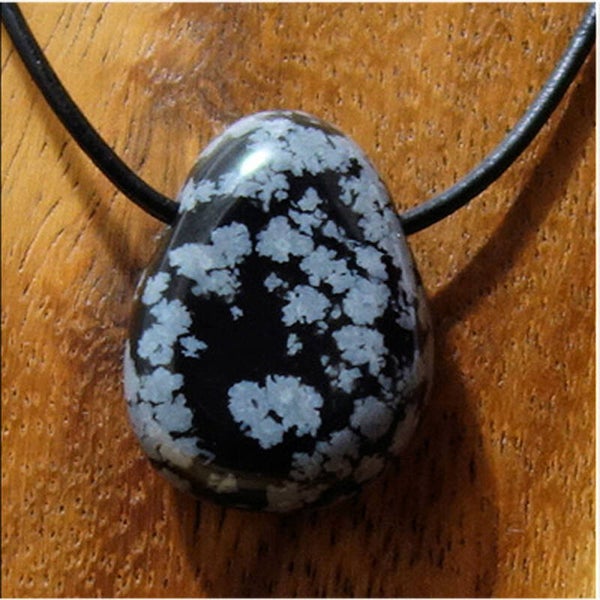 Schneeflockenobsidian gebohrt mit 80 cm Band & Jutesäckchen