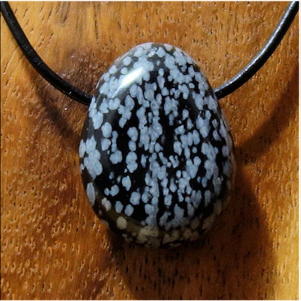 Schneeflockenobsidian gebohrt mit 80 cm Band & Jutesäckchen
