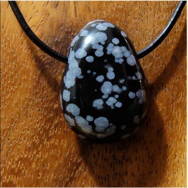 Schneeflockenobsidian gebohrt mit 80 cm Band & Jutesäckchen