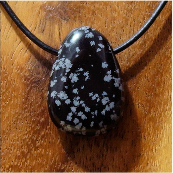 Schneeflockenobsidian gebohrt mit 80 cm Band & Jutesäckchen