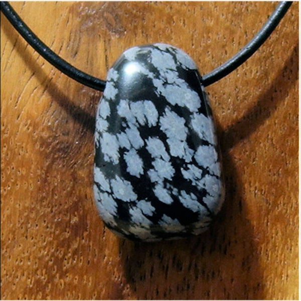 Schneeflockenobsidian gebohrt mit 80 cm Band & Jutesäckchen