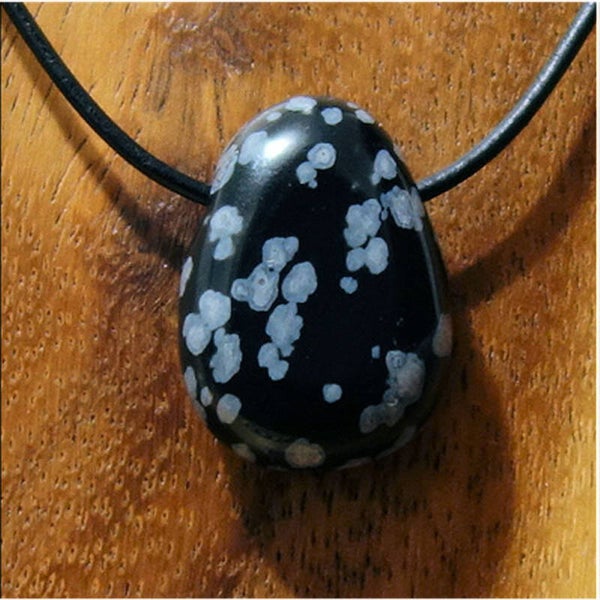 Schneeflockenobsidian gebohrt mit 80 cm Band & Jutesäckchen