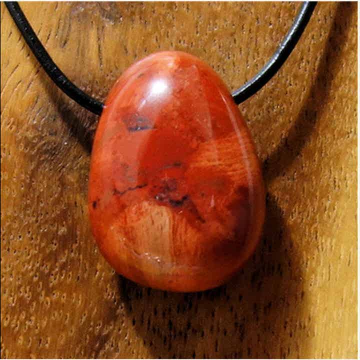 Roter Jaspis gebohrt mit 80 cm Band & Jutesäckchen