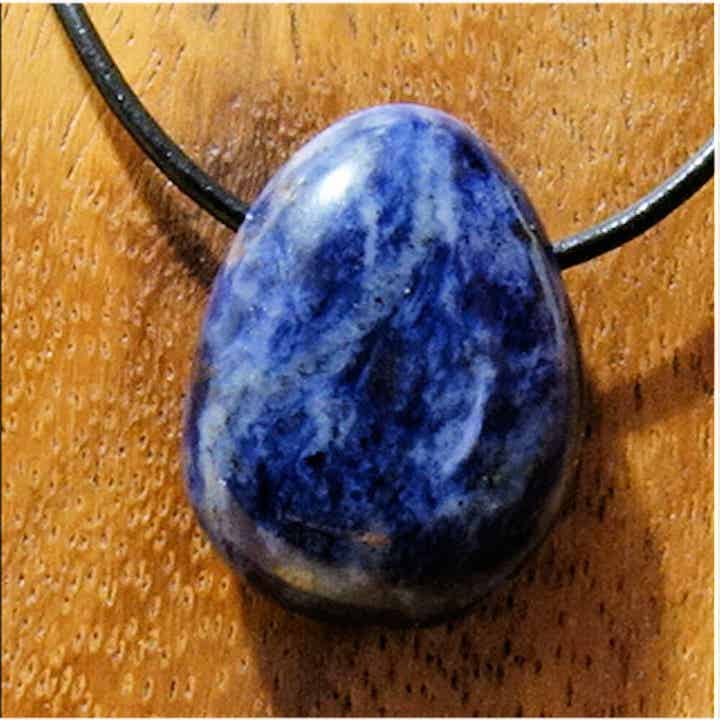 Sodalith gebohrt mit 80 cm Band & Jutesäckchen