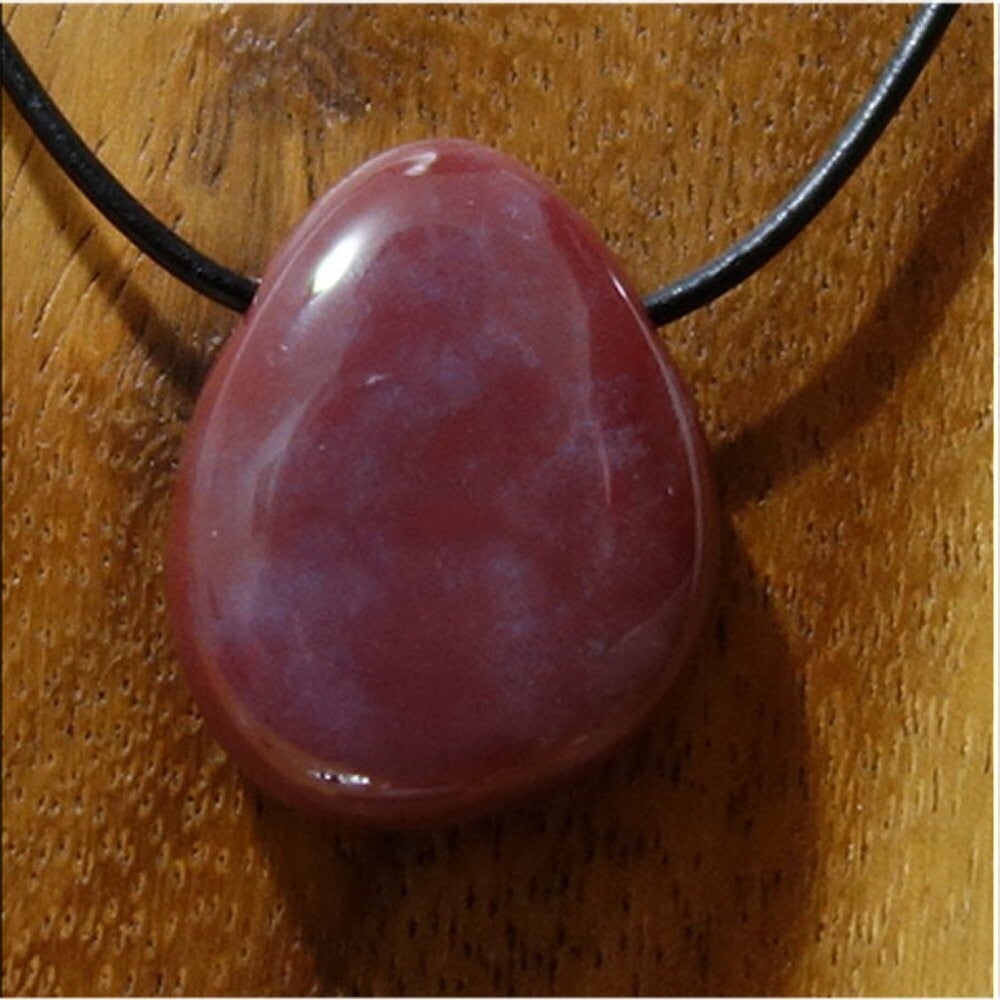 Chalcedon gebohrt mit 80 cm Band & Jutesäckchen