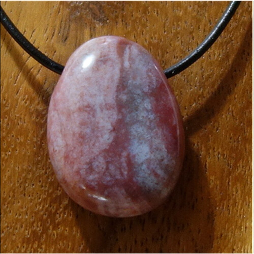 Chalcedon gebohrt mit 80 cm Band & Jutesäckchen