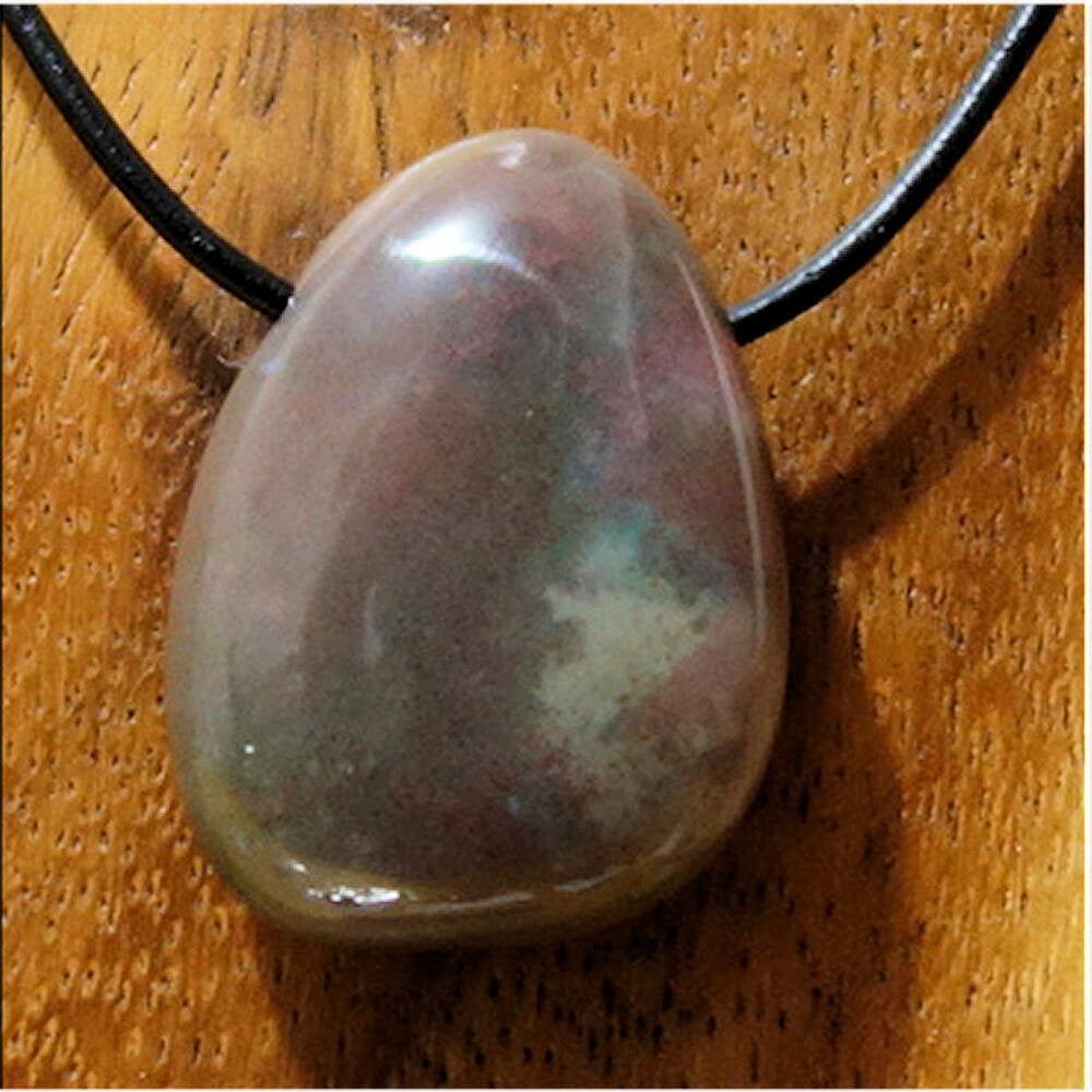 Chalcedon gebohrt mit 80 cm Band & Jutesäckchen