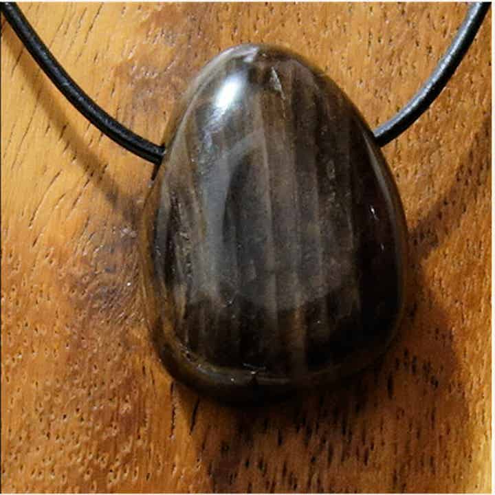 verst. Holz gebohrt mit 80 cm Band & Jutesäckchen