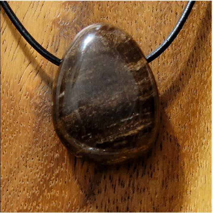 verst. Holz gebohrt mit 80 cm Band & Jutesäckchen