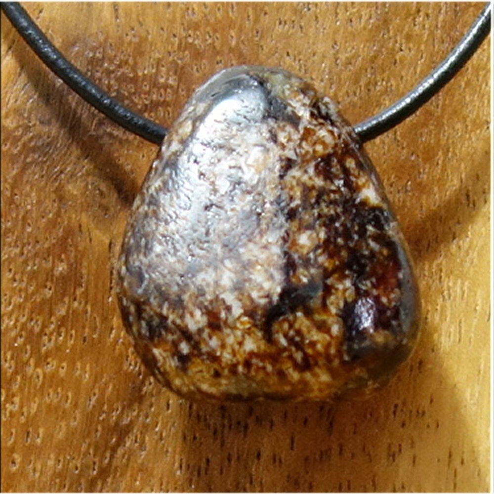 Dravit gebohrt mit 80 cm Band & Jutesäckchen