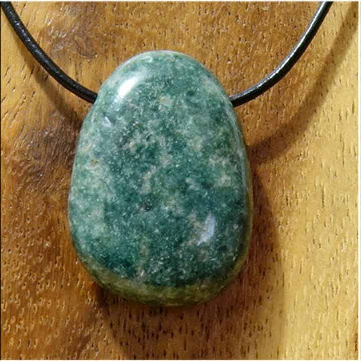 Baumachat  gebohrt mit 80 cm Band & Jutesäckchen