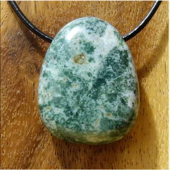 Baumachat  gebohrt mit 80 cm Band & Jutesäckchen