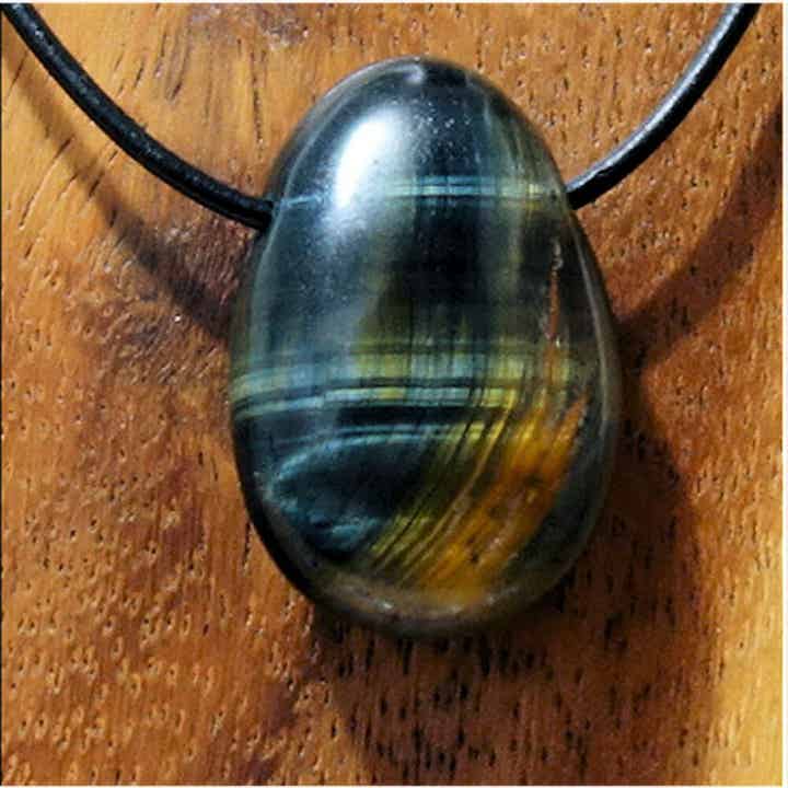 Falkenauge gebohrt mit 80 cm Band & Jutesäckchen