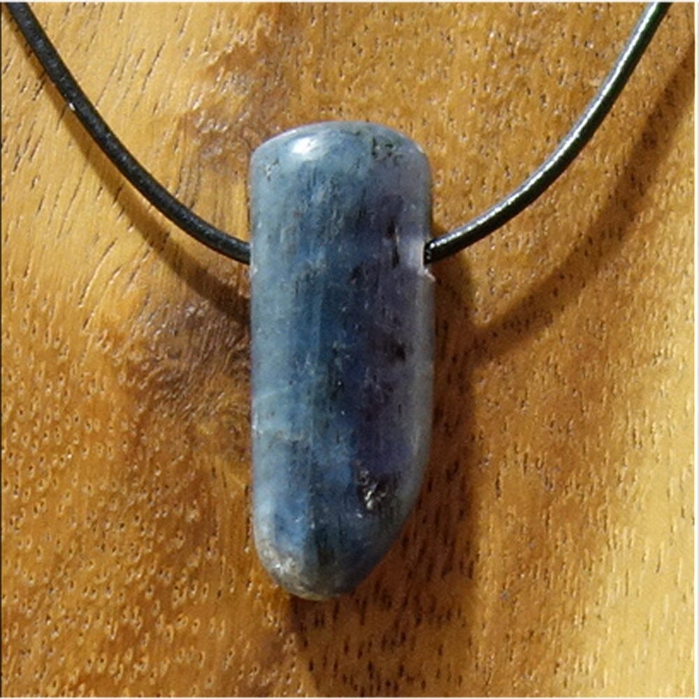 Disthen gebohrt mit 80 cm Band & Jutesäckchen