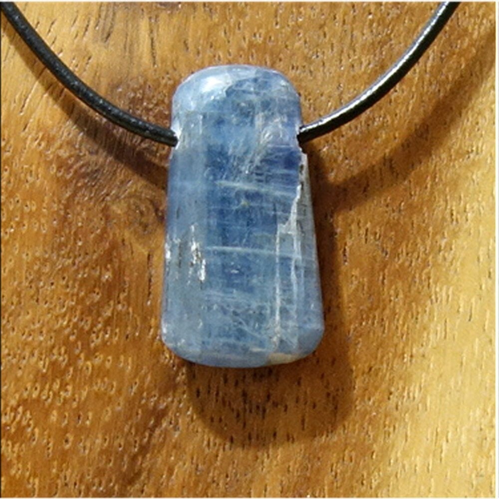 Disthen gebohrt mit 80 cm Band & Jutesäckchen