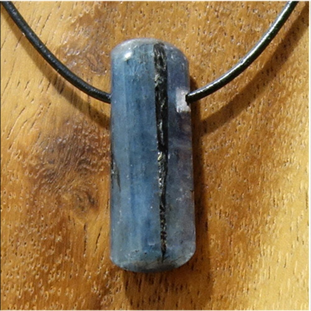 Disthen gebohrt mit 80 cm Band & Jutesäckchen