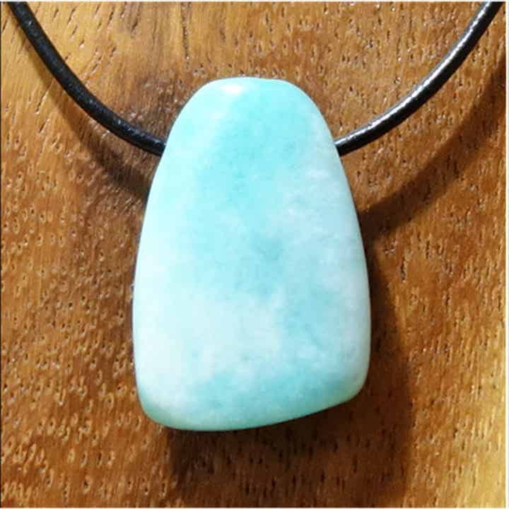 Amazonit gebohrt mit 80 cm Band & Jutesäckchen