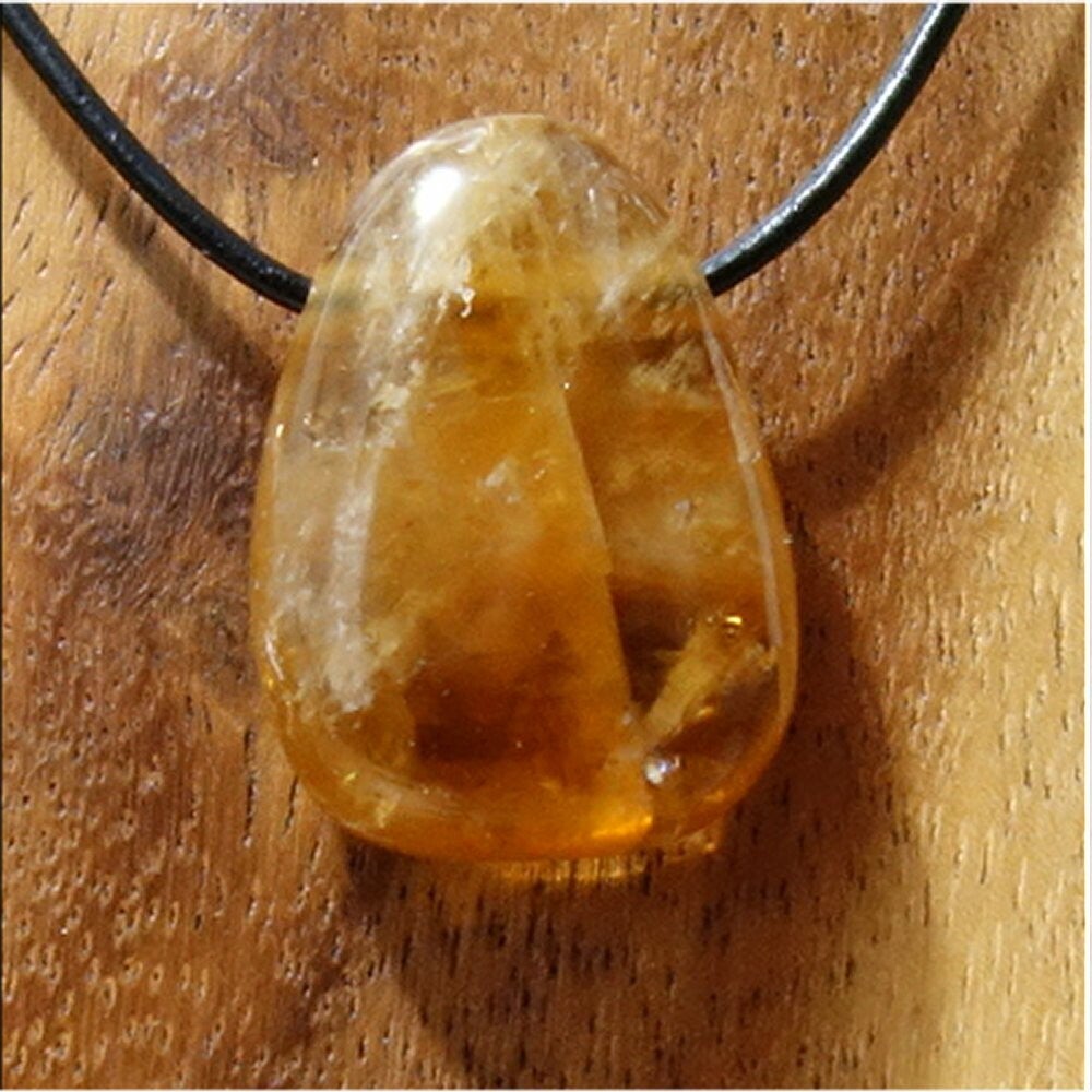 Honigcalcit gebohrt mit 80 cm Band & Jutesäckchen