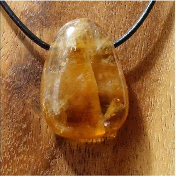 Honigcalcit gebohrt mit 80 cm Band & Jutesäckchen