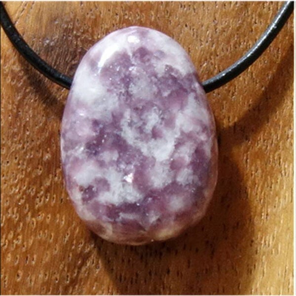 Lepidolith gebohrt mit 80 cm Band & Jutesäckchen