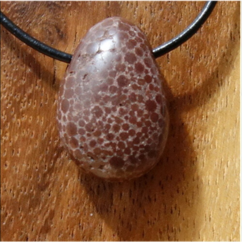 Kalkoolith gebohrt mit 80 cm Band & Jutesäckchen