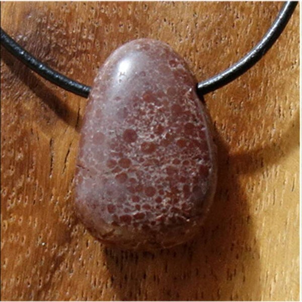 Kalkoolith gebohrt mit 80 cm Band & Jutesäckchen