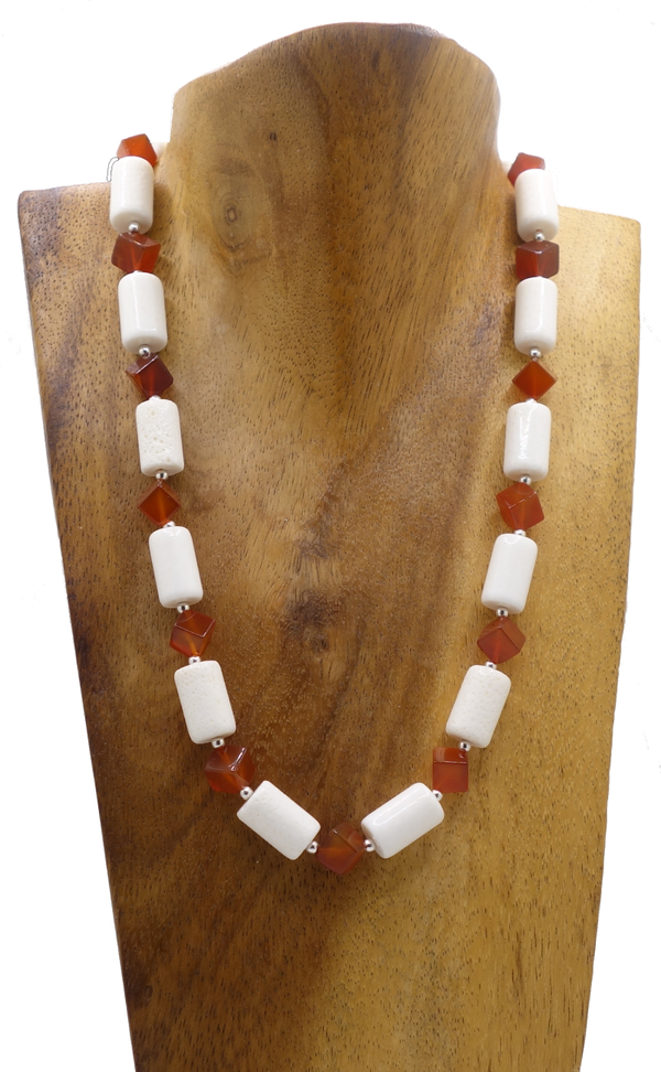 Halskette aus Weiße Koralle, Karneol Würfel & Silber