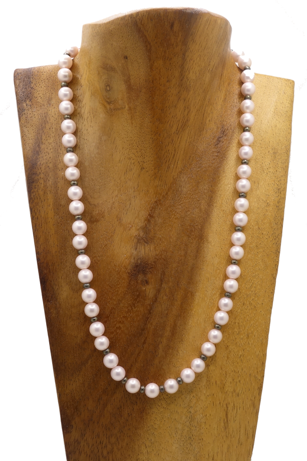 Halskette aus Muschelkernperlen creme & Pyrit Button