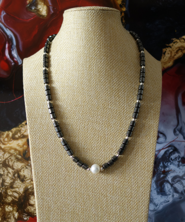Halskette aus Hämatit, Muschelkernperle & Silber