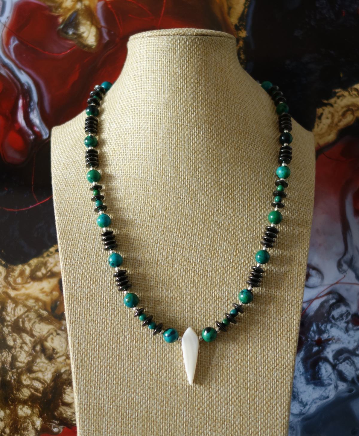 Halskette aus Hämatit, Muschel, Chrysokoll & Silber