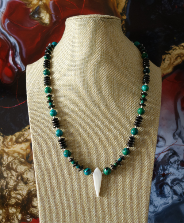 Halskette aus Hämatit, Muschel, Chrysokoll & Silber