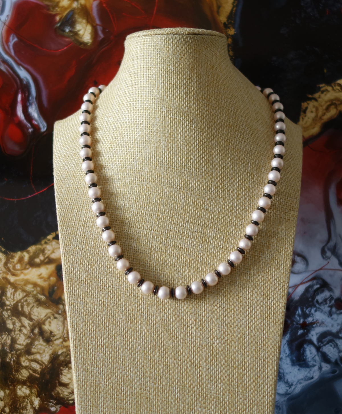 Halskette aus Hämatit & Muschelkernperlen