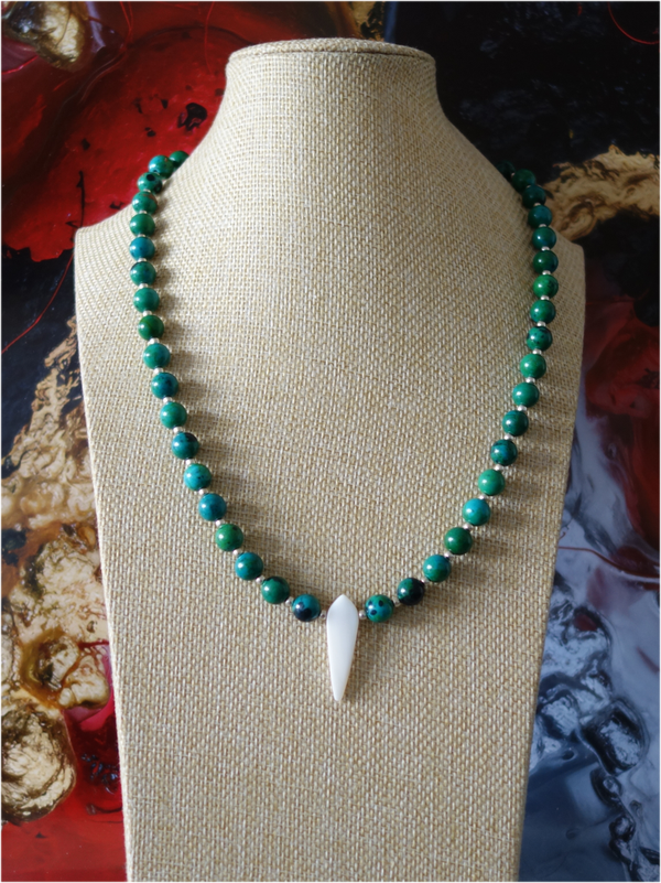 Halskette aus Chrysokoll, Muschel & Silber