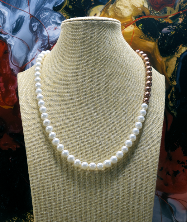 Halskette aus Muschelkernperlen bronze/weiß