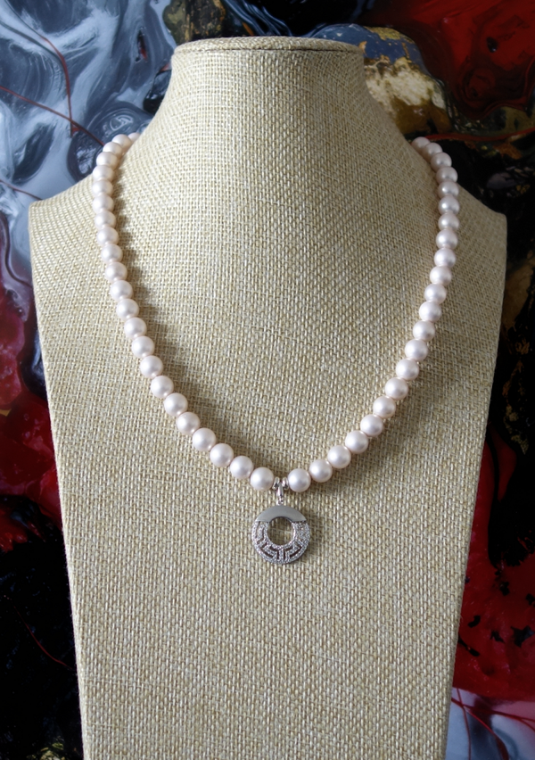 Halskette aus Muschelkernperlen weiß & Anhänger rund rhodiniert mit Zirkonia, Silber 925