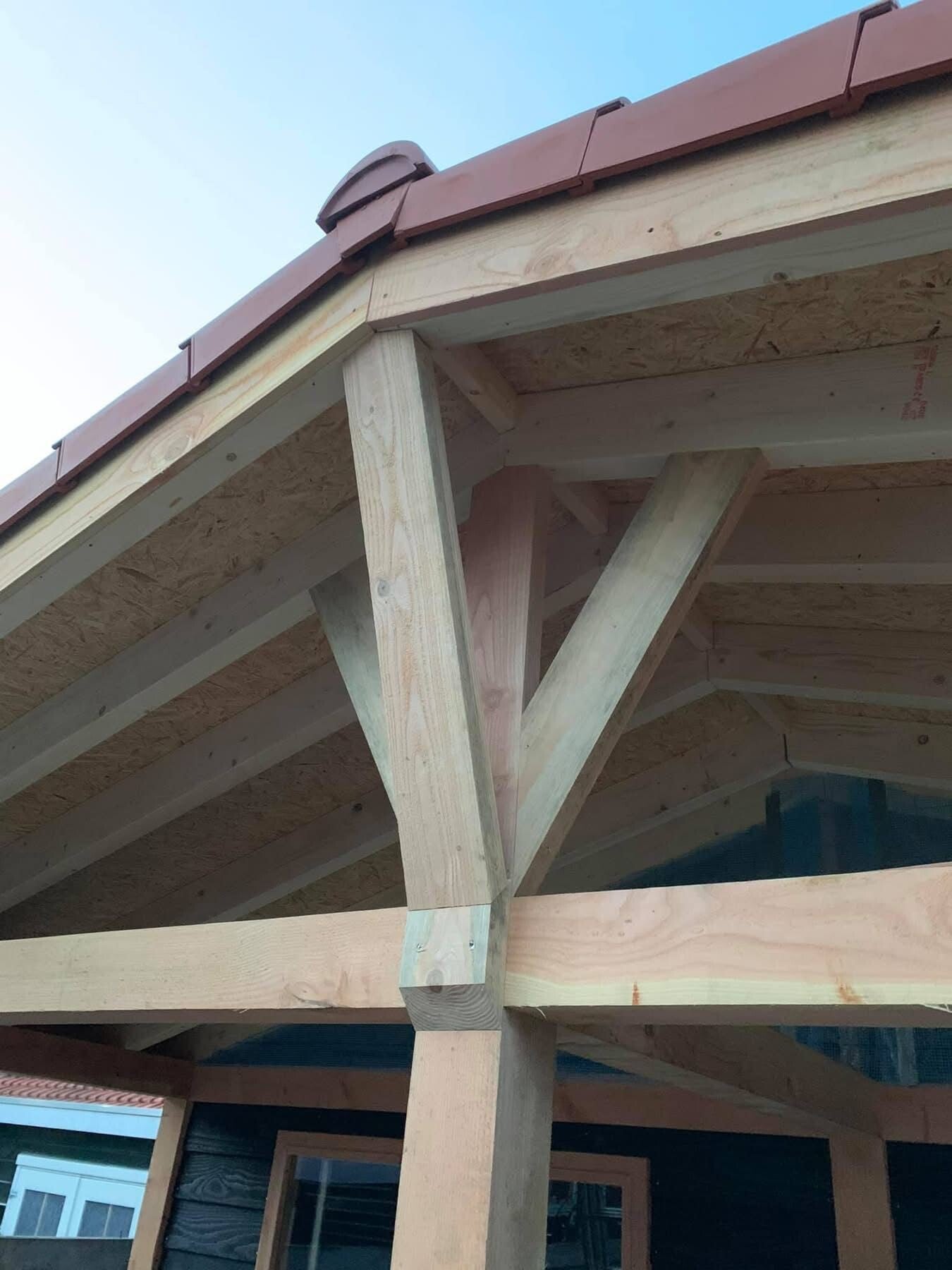 Douglas overkapping met schoren Houthandel hout op maat
