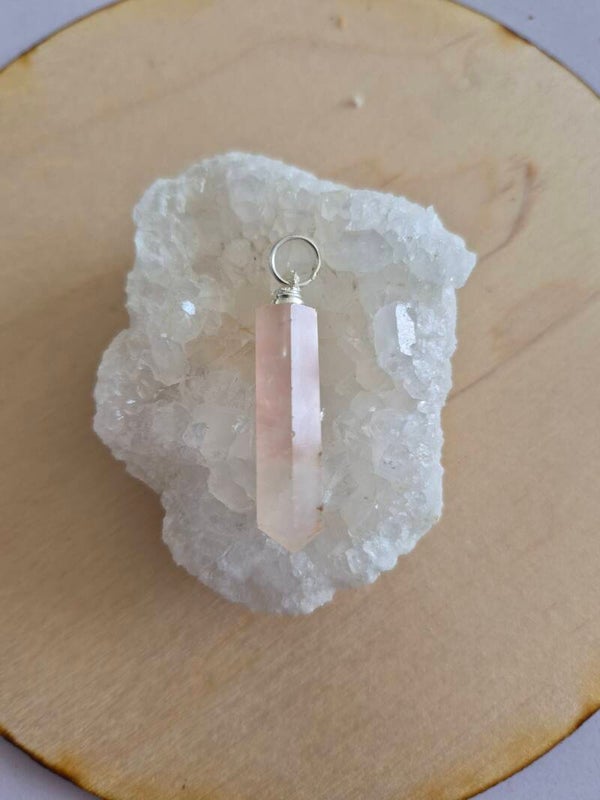 Pendentif pointe quartz rose